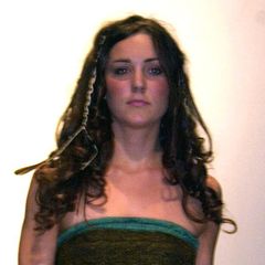 März 2002  Mit zarten 19 Jahren lief Kate Middleton im transparenten Bandeau-Kleid über den Laufsteg einer Charity-Fashion-Show in St. Andrews. Angeblich der Moment, in dem es um Prinz William geschehen war. Bei diesem Anblick und ihrem wildlockigen Styling kein Wunder.   