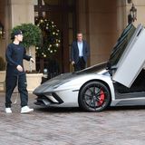 29. November 2018   Justin Bieber scheint nicht mit dem falschen Fuß aus dem Bett gestiegen zu sein: Gut gelaunt nimmt er seinen Lamborghini in Empfang ...