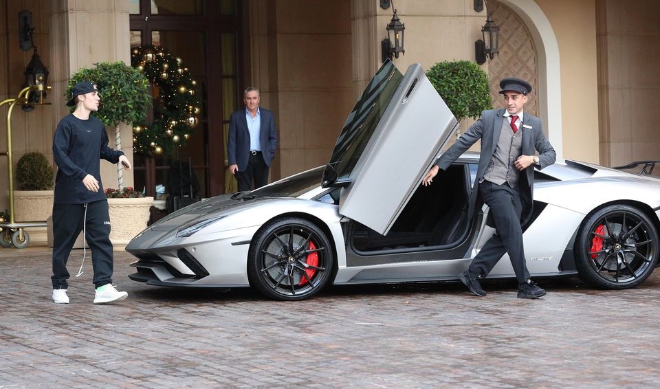 29. November 2018   Justin Bieber scheint nicht mit dem falschen Fuß aus dem Bett gestiegen zu sein: Gut gelaunt nimmt er seinen Lamborghini in Empfang ...