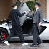 29. November 2018   Nette Geste: Justin Bieber grüßt den Portier so herzlich wie einen Freund und zaubert ihm damit ein Lächeln ins Gesicht.