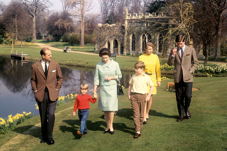 Herzogin Meghan + Prinz Harry : Schon Prinz Philip und Queen Elizabeth gingen mit ihren Kindern (v.l.n.r.) Edward, Andrew, Anne und Charles (r.) auf dem "Frogmore"-Gelände spazieren. Hier zum Beispiel am 21. April 1965, der 39. Geburtstag der Queen. Schon Prinz Philip und Queen Elizabeth gingen mit ihren Kindern (v.l.n.r.) Edward, Andrew, Anne und Charles (r.) auf dem "Frogmore"-Gelände spazieren. Hier zum Beispiel am 21. April 1965, der 39. Geburtstag der Queen.