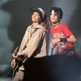 In 2005 lieben sie alle: Tom und Bill Kaulitz stehen mit ihrer Band Tokio Hotel auf der Dome-Bühne und bringen die Massen zum Jubeln. Vor allem Tom ist bei weiblichen Fans heiß begehrt. Mit seinen weiten Hoodies und Baggy-Pants kommt er gut an.