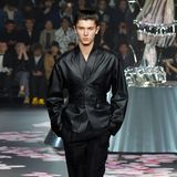 Für Dior stolziert Prinz Nikolai bereits im November 2018 in Tokio über den Catwalk.