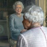 30. November 2018  Queen Elizabeth begutachtet ihr neues Gemälde bei der Enthüllung in Schloss Windsor ganz genau. 