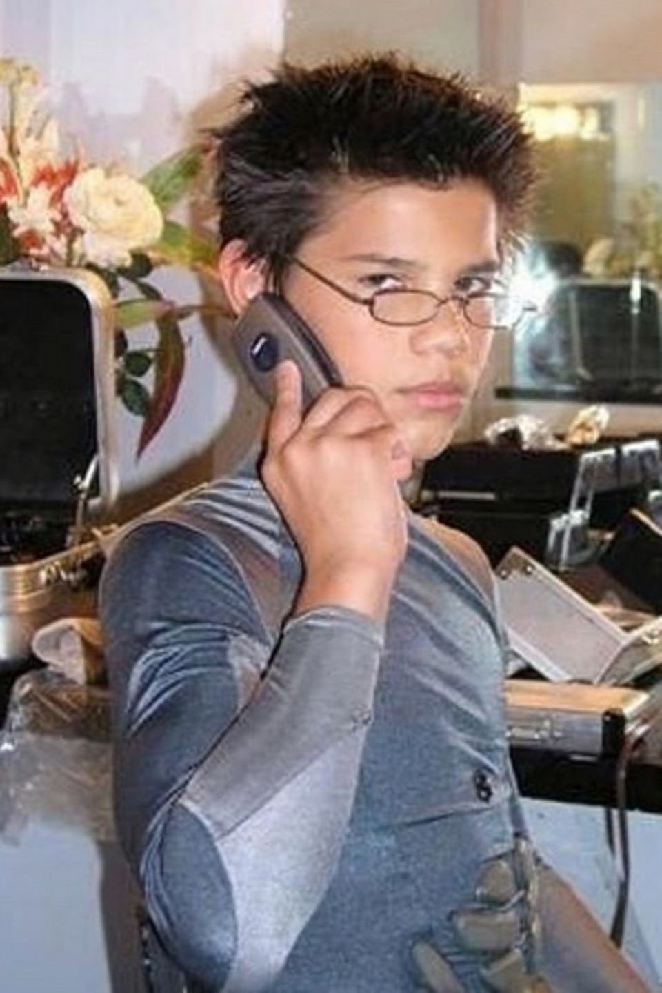 Taylor Lautner  Den coolen Blick scheint Taylor Lautner schon früh gelernt zu haben. Den Schnappschuss aus Kindertagen postet der Schauspieler mit den Worten "Bizness calls" bei Instagram. 