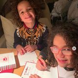Die Zwillinge von Mariah Carey, Moroccan und Monroe, schreiben ihre Wunschzettel an Santa. 