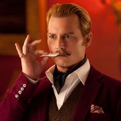In "Mortdecai – Der Teilzeitgauner" (2015) zeigt sich Johnny Depp erblondet. Mit Zwirbelbart spielt er einen schrulligen englischen Kunsthändler. 