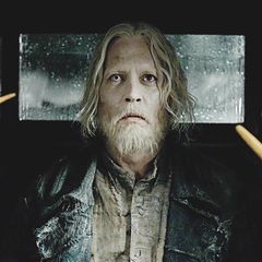 Hie müssen wir schon zweimal hinschauen, um Johnny Depp zu erkennen. Für "Phantastische Tierwesen: Grindelwalds Verbrechen" (2018) hat sich der wandlungsfähige Schauspieler wieder einmal einer Komplettverwandlung unterzogen. 