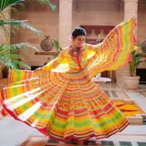 Schauspielerin Priyanka Chopra hat "Ja" gesagt. Während einer sogenannten Mehendi-Zeremonie ehelicht sie Musiker Nick Jonas am 1. Dezember 2018. Priyanka strahlt in einer traumhaft-schönen und vor allem bunten Robe des Designers Abu Jani Sandeep Khosla. 
