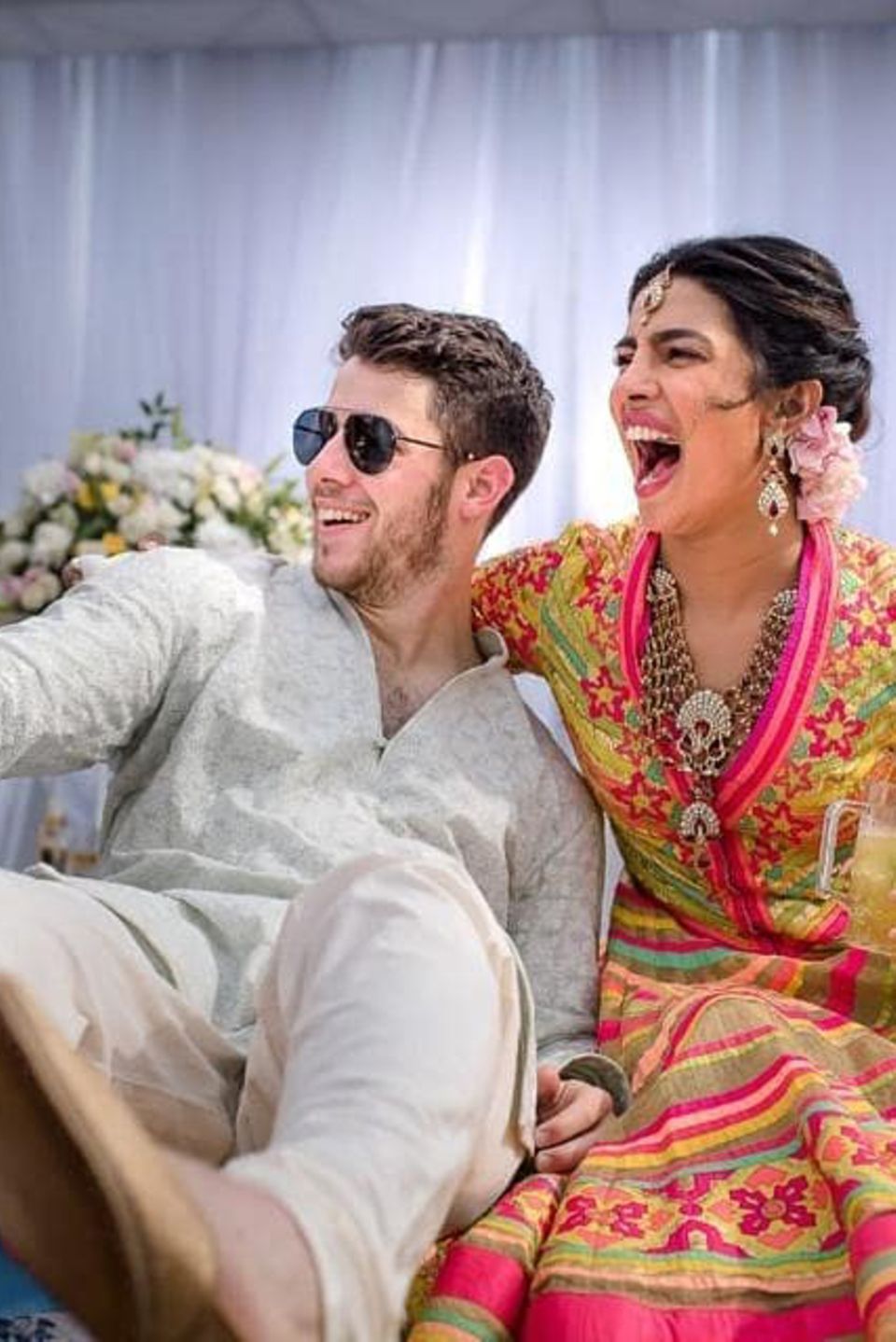 Auch Nick Jonas' traditionelles Hemd, sogenannte Kurtas, stammt aus der Feder des Designers. Die Bilder des rauschenden Fests im indischen Jodhpur teilte das frisch verheiratete Paar auch auf Instagram. 