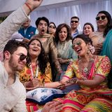 Mit Familie und Freunden feiern Nick Jonas und Priyanka Chopra ein rauschendes Fest, bei dem eine Reihe indischer Zeremonien die Eheschließung besiegeln. 