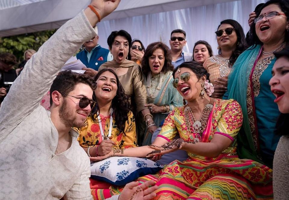 Mit Familie und Freunden feiern Nick Jonas und Priyanka Chopra ein rauschendes Fest, bei dem eine Reihe indischer Zeremonien die Eheschließung besiegeln. 