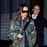 Victoria Beckham verlässt in einer lässigen Camouflage-Jacke und XXL-Sonnenbrille von Celine ein Hotel in New York City. 