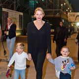 Fürstin Charlène und die bezaubernden Zwillinge Jacques und Gabriella genießen einen sportlichen Familientag bei einem Rugby-Spiel in Abu Dhabi. Charlènes Outfit in Schwarz ist nicht sonderlich überraschend, Gabriellas Micky-Maus-Look mit Jeans dafür umso mehr, schließlich ist die Bauchfreiheit einer knapp Vierjährigen nicht unbedingt etwas für einen offiziellen Auftritt. Wahrscheinlich war es aber mit den derzeitigen Temperaturen um die 30 Grad einfach zu warm für ein Unterhemdchen.