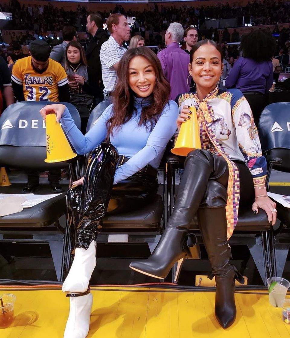 Und auch Sängerin Christina Milian und TV-Moderatorin Jeannie Mai machen nicht nur in der Frontrow von Fashionshows eine modische Figur, sondern auch in der ersten Reihe beim Basketballspiel. In Los Angeles feuern sie das weltbekannte Team der Lakers an. Ob das hilft?