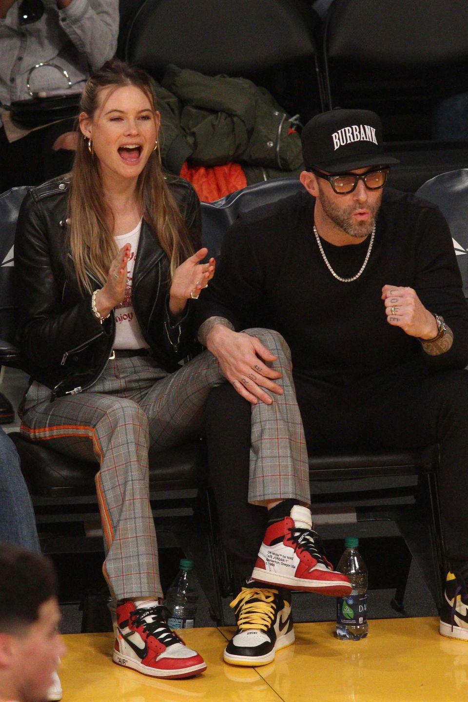 Model Behati Prinsloo und Sänger Adam Levin verbringen eine Date-Night beim Basketballspiel der Lakers. Das Paar jubelt, klatscht und tobt, während das Sportteam einen Korb nach dem anderen versenkt. Model Behati Prinsloo und Sänger Adam Levin verbringen eine Date-Night beim Basketballspiel der Lakers. Das Paar jubelt, klatscht und tobt, während das Sportteam einen Korb nach dem anderen versenkt.