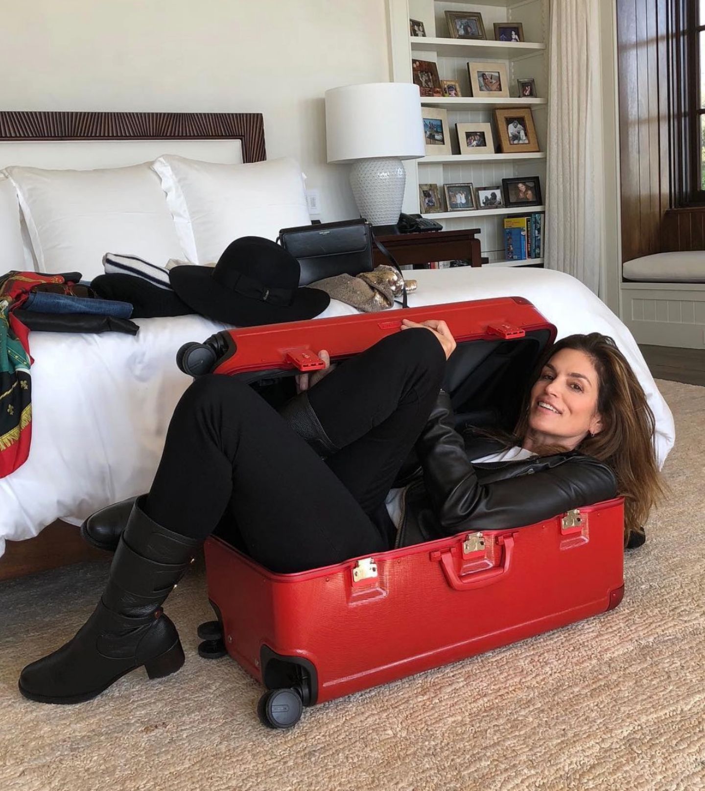 4. Dezember 2018  Selbst mit ihren Modelmaßen passt Cindy Crawford wohl nicht in einen Reisekoffer. "Wenn ich hier reinpasse, finden auch alle Dinge, die ich einpacken möchte, ihren Platz in diesem Koffer!", witzelt die Schönheit auf Instagram. Offensichtlich müssen wohl ein paar Klamotten Zuhause bleiben. 