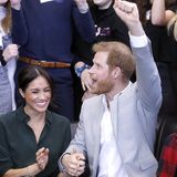 Yeah! Bei ihrem Besuch eines Sportturniers sind Herzogin Meghan und Prinz Harry ganz aus dem Häuschen und feuern die Mannschaften an. 