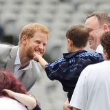 Wie das kitzelt! Prinz Harry bekommt den Bart gekrauelt. Ein kleiner Junge scheint Gefallen an der roten Bartpracht des Prinzen gefunden zu haben. 