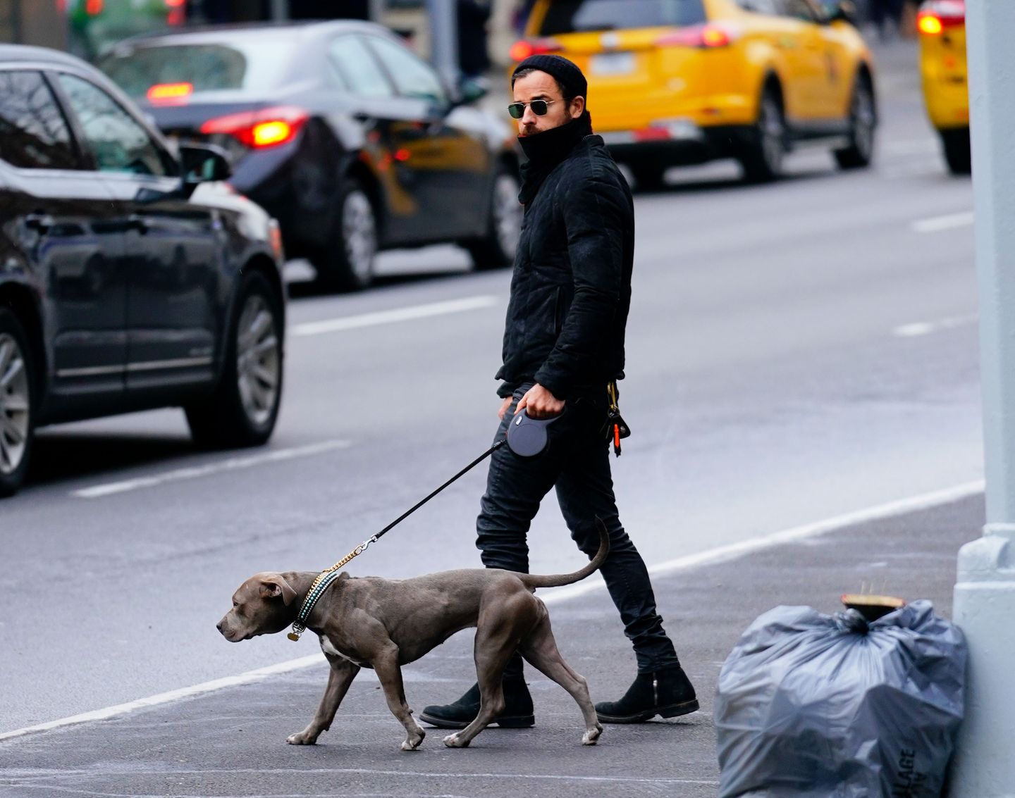 30. November 2018  Dick eingepackt spaziert Justin Theroux mit seinem Hund durch die Straßen von New York. Hätten Sie den Hollywood-Beau erkannt? 