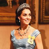 Oktober 2018  Für das Staatsbankett mit Königin Máxima und König Willem-Alexander hat Herzogin Catherine das berühmte "Cambridge Lover's Knot"-Diadem aus der Schatzkammer geholt. 