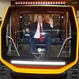 30. November 2018  Sobald es um Motoren geht, werden Männer wieder zu kleinen Jungs. Bei den Royals ist das nicht anders und so zeigt sich auch Fürst Albert von Monaco von einem Polarfahrzeug ganz begeistert. Es handelt sich dabei um das erste elektronische Fuhrwerk für die eisige Polarregion. Für die Forschung ist es von großer Bedeutung und so lässt es sich auch der Fürst nicht nehmen, das Gefährt einmal persönlich zu testen. 
