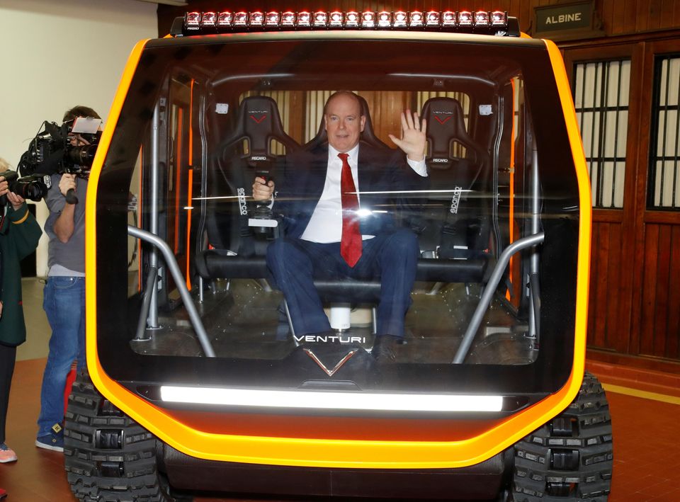 30. November 2018 Sobald es um Motoren geht, werden Männer wieder zu kleinen Jungs. Bei den Royals ist das nicht anders und so zeigt sich auch Fürst Albert von Monaco von einem Polarfahrzeug ganz begeistert. Es handelt sich dabei um das erste elektronische Fuhrwerk für die eisige Polarregion. Für die Forschung ist es von großer Bedeutung und so lässt es sich auch der Fürst nicht nehmen, das Gefährt einmal persönlich zu testen. 30. November 2018 Sobald es um Motoren geht, werden Männer wieder zu kleinen Jungs. Bei den Royals ist das nicht anders und so zeigt sich auch Fürst Albert von Monaco von einem Polarfahrzeug ganz begeistert. Es handelt sich dabei um das erste elektronische Fuhrwerk für die eisige Polarregion. Für die Forschung ist es von großer Bedeutung und so lässt es sich auch der Fürst nicht nehmen, das Gefährt einmal persönlich zu testen.