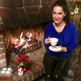 Den ersten Advent verbringt Schauspielerin Mariella Ahrens am offenen Kamin. Damit sie auch von Innen aufgewärmt wird, trinkt sie eine Tasse Cappucchino. 