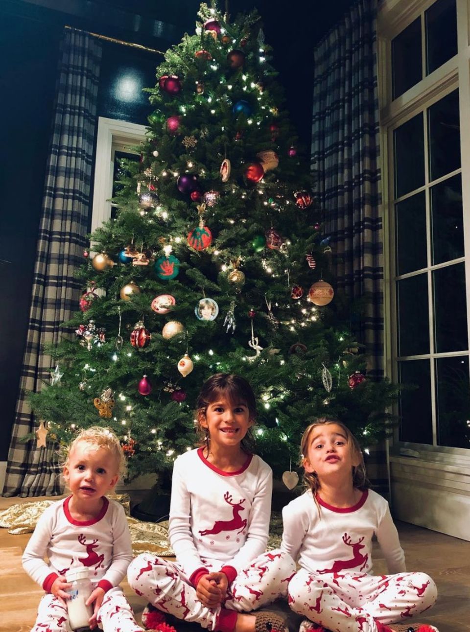 Die drei Kinder von Schauspielerin Molly Sims können es gar nicht abwarten, bis der Weihnachtsmann endlich ins Haus geschneit kommt. Das Highlight auf diesem süßen Schnappschuss: die Rentier-Schuhe! Die drei Kinder von Schauspielerin Molly Sims können es gar nicht abwarten, bis der Weihnachtsmann endlich ins Haus geschneit kommt. Das Highlight auf diesem süßen Schnappschuss: die Rentier-Schuhe!