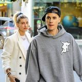 3. Dezember 2018  Nach dem Shooting für die " Vanity Fair" schlüpfen Justin Bieber und Hailey Baldwin in bequeme Kleidung und kehren in ihr liebstes Poke-Bowl Restaurant in Beverly Hills ein. 