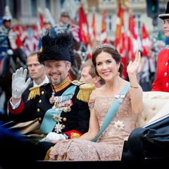 Mai 2018  Am 26. Mai 2018 feiert der dänische Kronprinz Frederik seinen 50. Geburtstag. Bei der Kutschfahrt zum Galadinner auf Schloss Christiansborg winkt das Kronprinzenpaar den Fans fröhlich zu. 