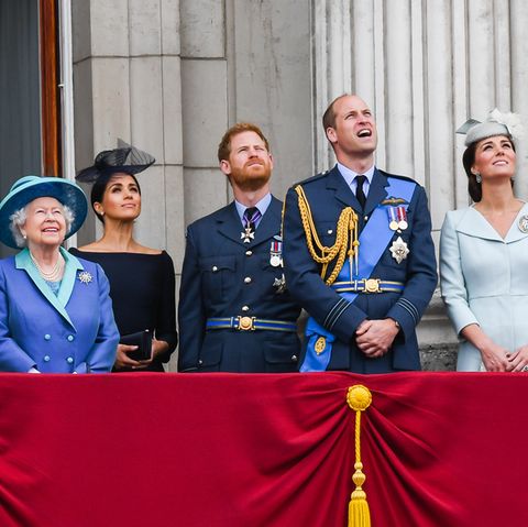 Juli 2018  Bei der alljährlichen Trooping the Colour  Militärparade schauen alle britischen Royals gespannt in den Himmel. Für Herzogin Meghan ist es das erste Mal, dass sie an der Feier teilnimmt. 