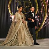 Es ist ein Hochzeitsspektakel der Superlative: Während ihrer mehrtägigen Feier in Neu-Delhi, an der sogar der indische Premierminister teilnimmt, präsentiert Priyanka Chopra ein weiteres spektakuläres Kleid. 
