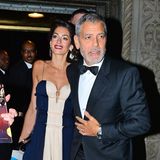 Platz da, hier kommt meine Luxus-Frau! George und Amal Clooney haben sich beim Correspondence Dinner der Vereinten Nationen in New York amüsiert, und beim Verlassen des Cipriani 42nd gewährt das Traumpaar den Paparazzi noch einen Blick auf ihre elegante Abendrobe.