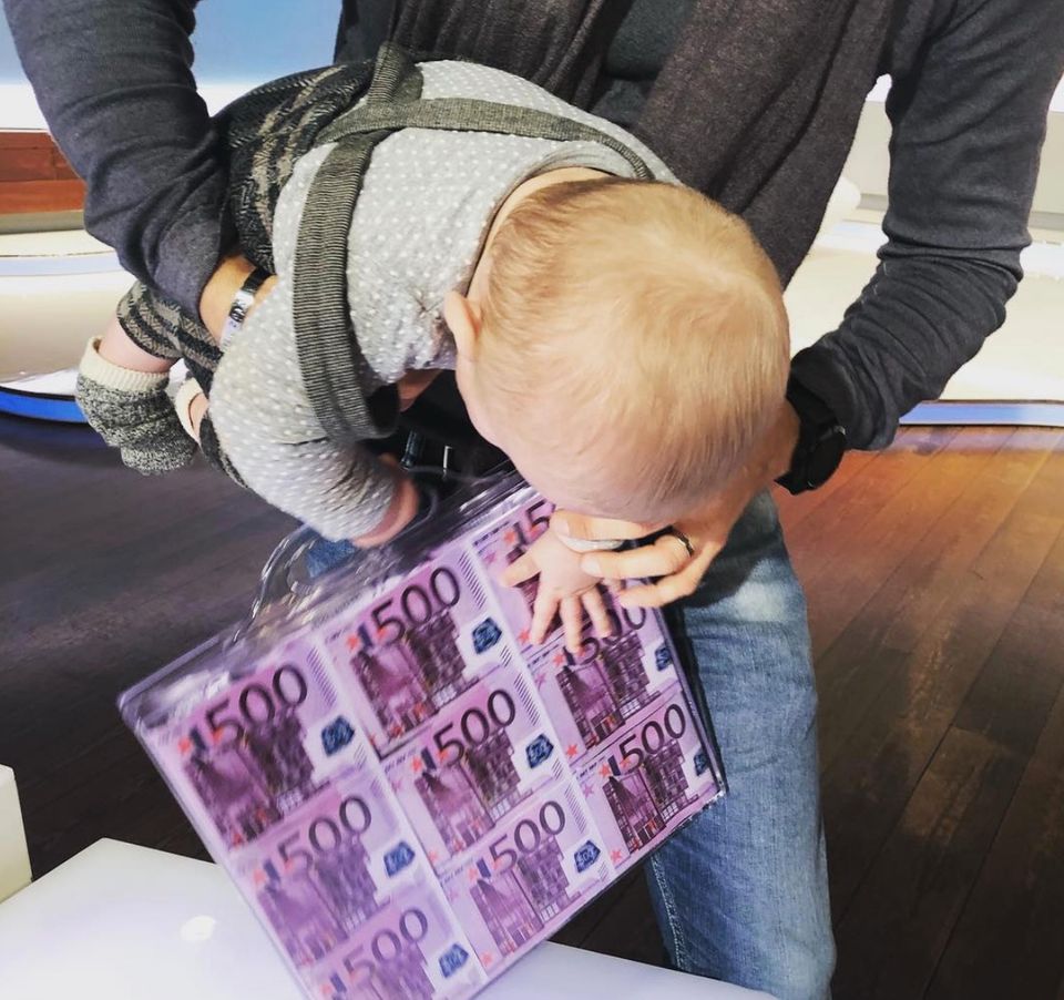 6. Dezember 2018 Beim Set-Besuch nimmt Mini-C gleich ein wertvolles Requisit in Beschlag. Der kleine Sohn hat es tatsächlich auf den Geldkoffer abgesehen, der eigentlich dem Sieger des Gewinnspiels zusteht. "Ganz die Mama!", witzelt Wayne. 6. Dezember 2018 Beim Set-Besuch nimmt Mini-C gleich ein wertvolles Requisit in Beschlag. Der kleine Sohn hat es tatsächlich auf den Geldkoffer abgesehen, der eigentlich dem Sieger des Gewinnspiels zusteht. "Ganz die Mama!", witzelt Wayne.