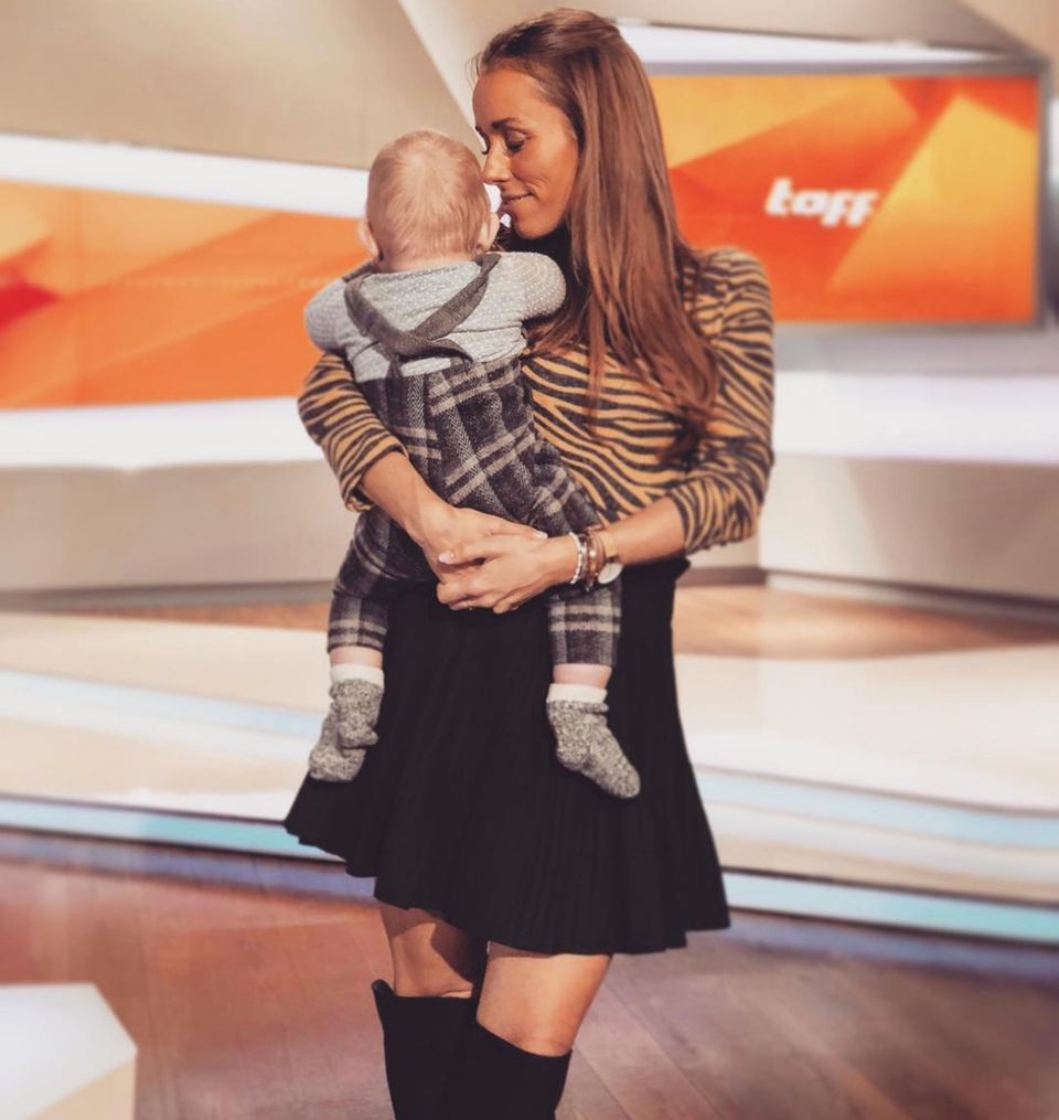 6. Dezember 2018 Nach dem Erkunden des Studios ist der kleine Mann aber sicherlich froh, wieder auf Mamas Arm zu sein. Ziemlich aufregend so eine Fernsehsendung... 6. Dezember 2018 Nach dem Erkunden des Studios ist der kleine Mann aber sicherlich froh, wieder auf Mamas Arm zu sein. Ziemlich aufregend so eine Fernsehsendung...