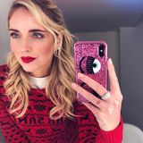 Influencerin Chiara Ferragni ist schon in Weihnachtslaune! Die Italienerin trägt einen roten Christmas-Sweater und wählt dazu gleich den passenden Lippenstift. Hoffentlich verwechselt ihr kleiner Sohn sie nicht mit dem Weihnachtsmann persönlich! 