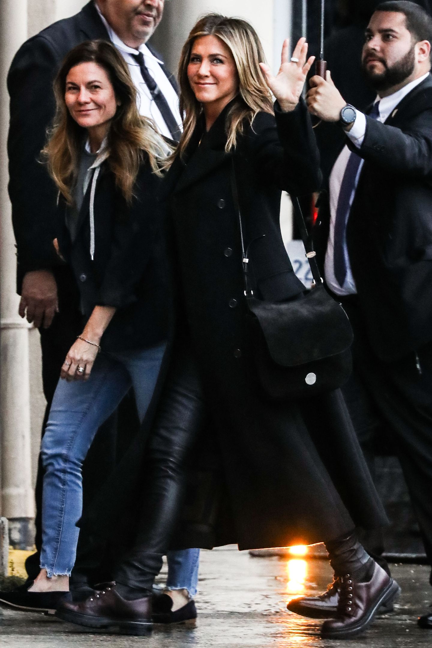 5. Dezember 2018  Jennifer Aniston bekamen wir immer in letzter Zeit eher weniger zu Gesicht. Umso schöner ihr jüngster Anblick in Los Angeles: Vor der Talk Show von Jimmy Kimmel winkt die Schauspielerin den Fotografen in bester Laune zu. Aniston sieht braungebrannt und erholt aus. 