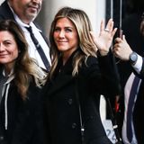 5. Dezember 2018  Jennifer Aniston bekamen wir immer in letzter Zeit eher weniger zu Gesicht. Umso schöner ihr jüngster Anblick in Los Angeles: Vor der Talk Show von Jimmy Kimmel winkt die Schauspielerin den Fotografen in bester Laune zu. Aniston sieht braungebrannt und erholt aus. 