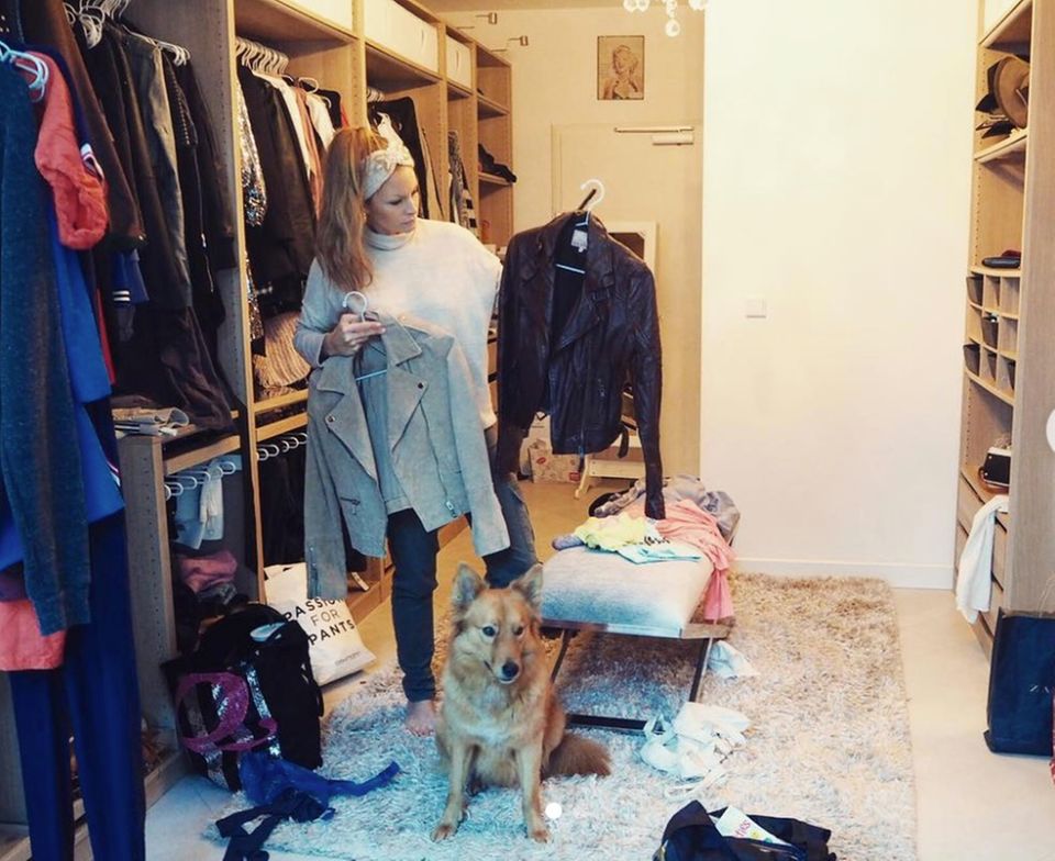 Entrümpeln für den guten Zweck! Moderatorin Jana Julie Kilka sortiert ihren Kleiderschrank aus, um die Klamotten anschließend auf einem Promi-Flohmarkt anzubieten. "Alle Einnahmen werden gespendet!", schreibt Jana und motiviert ihre Follower die Weihnachtszeit zum Anlass zu nehmen und Menschen in Not zu helfen.   Dem Foto zu urteilen hat sie viel zu entrümpeln - Was ein großer Kleiderschrank!