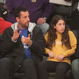Adam Sandler besucht mit seiner Tochter Sadie das Spiel der Lakers. Die mittlerweile 12-Jährige ist ihrem berühmten Daddy wie aus dem Gesicht geschnitten. Gemeinsam fiebern sie mit dem Kult-Basketball-Team aus Los Angeles.  
