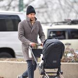 5. Dezember 2018  Daddy Cool: Bei eisigen Temperaturen ist Bradley Cooper mit der kleinen Lea im Kinderwagen in New York unterwegs. 