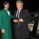 Bei seiner Ankunft auf einer Londoner Weihnachtsparty bekommt Sänger Rod Stewart von einer ganz besonderen Gestalt die Autotür aufgehalten. Ein grüner Weihnachtsgrinch? Nein, wohl eher ein extrem modischer Helfer der Stars. Dieser junge Mann raubt jedem Promi bei der Ankunft die Show!