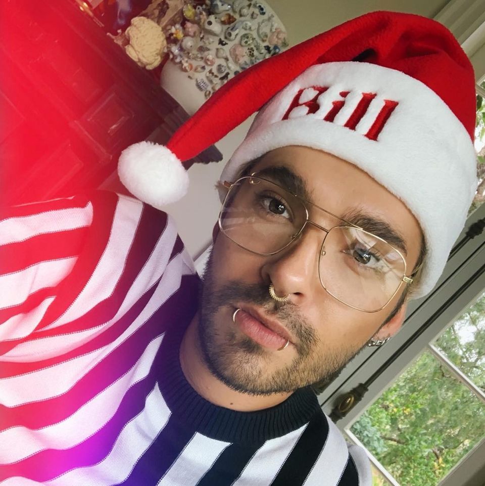 Bill Kaulitz scheint kein Mann großer Worte zu sein. Zu seinem weihnachtlichen Selfie schreibt der „Tokio Hotel“-Frontmann kurz und knapp: „Hi!“ Bill Kaulitz scheint kein Mann großer Worte zu sein. Zu seinem weihnachtlichen Selfie schreibt der „Tokio Hotel“-Frontmann kurz und knapp: „Hi!“