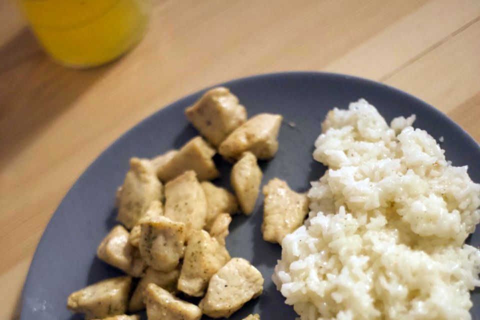 Food Journal : Dinner: Hühnchen mit Reis isst Anuthida gerne mit Chilisoße Dinner: Hühnchen mit Reis isst Anuthida gerne mit Chilisoße
