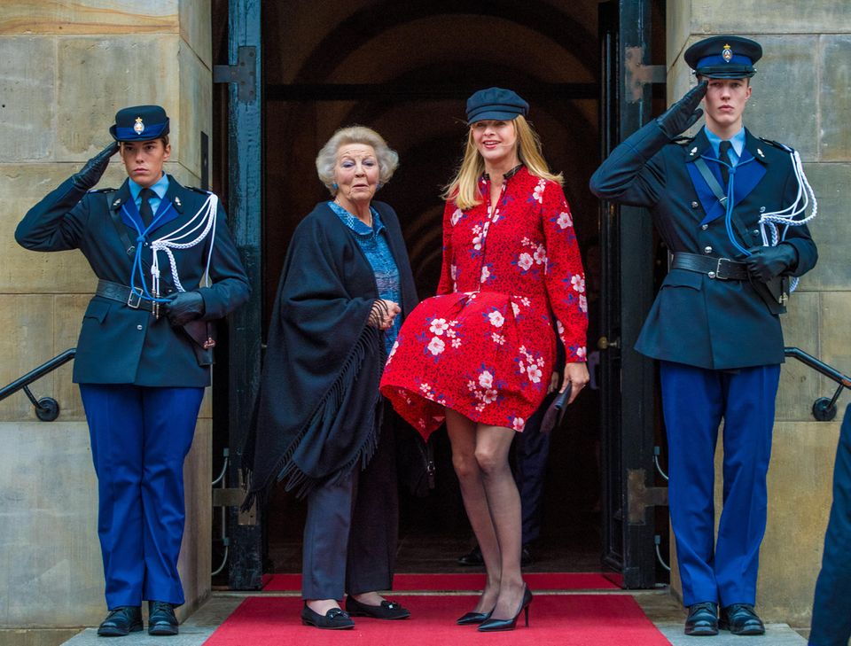 6. Dezember 2018 Prinzessin Beatrix (l.) schaut verdutzt in die Kamera, während Prinzessin Mabel den Marilyn-Monroe-Moment wiederaufleben lasst. Umrahmt von salutierenden Soldaten ergibt sich ein würdiges Foto des Tages. Die niederländischen Royals wohnen der Verleihung des Prinz-Claus-Preises in Amsterdam bei, einer Auszeichnung für Kultur und Entwicklung. 6. Dezember 2018 Prinzessin Beatrix (l.) schaut verdutzt in die Kamera, während Prinzessin Mabel den Marilyn-Monroe-Moment wiederaufleben lasst. Umrahmt von salutierenden Soldaten ergibt sich ein würdiges Foto des Tages. Die niederländischen Royals wohnen der Verleihung des Prinz-Claus-Preises in Amsterdam bei, einer Auszeichnung für Kultur und Entwicklung.