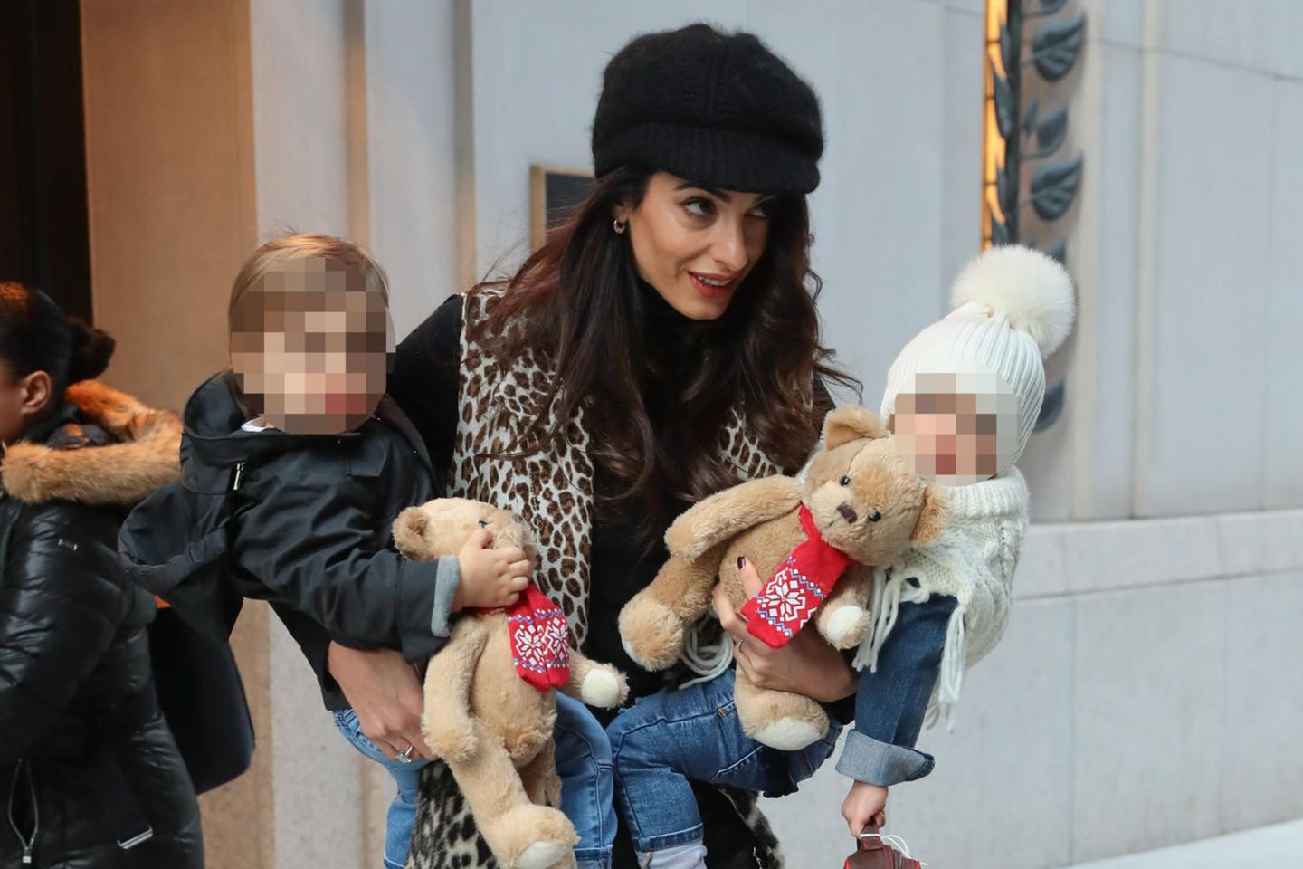Amal Clooney verlässt mit den Zwillingen Alexander und Ella ein Hotel in New York