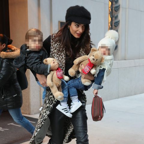 Amal Clooney verlässt mit den Zwillingen Alexander und Ella ein Hotel in New York