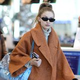 Gigi Hadid wird nach dem Launch des heiß begehrten Pirelli Kalenders 2019 in der Abflughalle des Mailänder Flughafens gesichtet. Paparazzi halten den vermeintlichen "Gammel-Look" des Models fest und wir rechnen einmal grob zusammen: Gigis schwarze Sonnenbrille des Labels "Roberi & Fraud" liegt bei rund 150 Euro. Ihr Hab und Gut verstaut sie in einer großen Chanel Sequin Waterfall Bag für rund 3050 Euro ...
