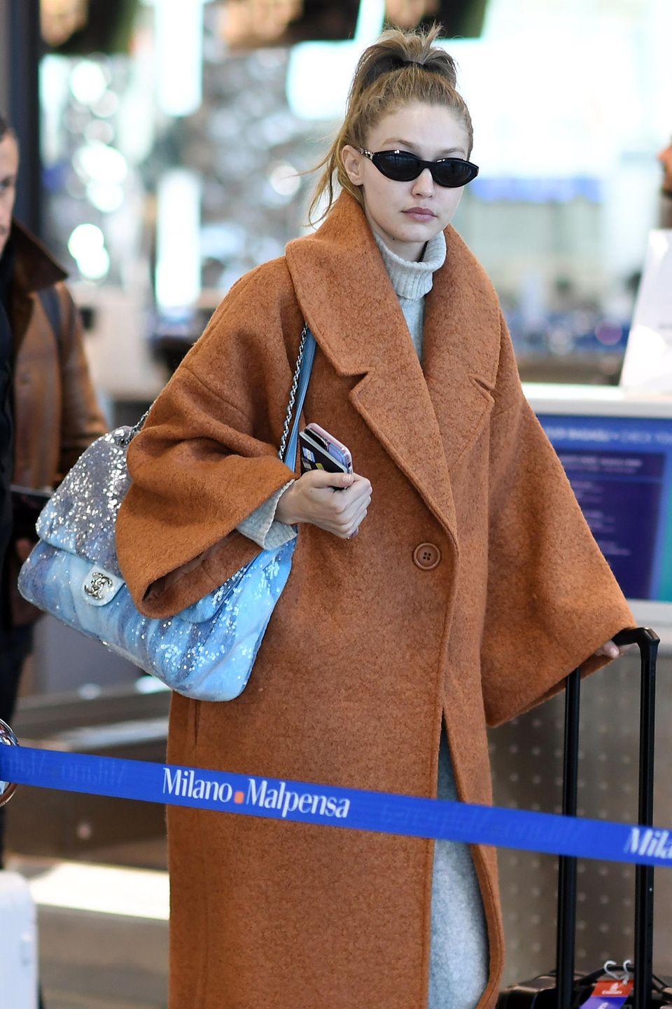 Gigi Hadid wird nach dem Launch des heiß begehrten Pirelli Kalenders 2019 in der Abflughalle des Mailänder Flughafens gesichtet. Paparazzi halten den vermeintlichen "Gammel-Look" des Models fest und wir rechnen einmal grob zusammen: Gigis schwarze Sonnenbrille des Labels "Roberi & Fraud" liegt bei rund 150 Euro. Ihr Hab und Gut verstaut sie in einer großen Chanel Sequin Waterfall Bag für rund 3050 Euro ... Gigi Hadid wird nach dem Launch des heiß begehrten Pirelli Kalenders 2019 in der Abflughalle des Mailänder Flughafens gesichtet. Paparazzi halten den vermeintlichen "Gammel-Look" des Models fest und wir rechnen einmal grob zusammen: Gigis schwarze Sonnenbrille des Labels "Roberi & Fraud" liegt bei rund 150 Euro. Ihr Hab und Gut verstaut sie in einer großen Chanel Sequin Waterfall Bag für rund 3050 Euro ...